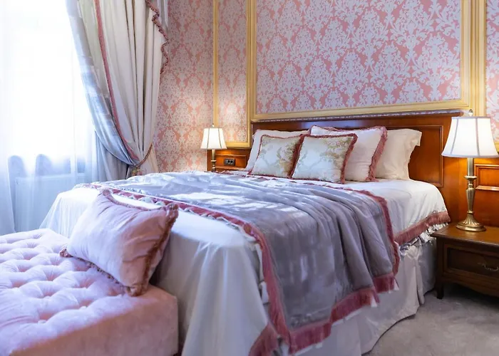 Deluxe Chic Room