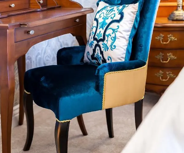 Deluxe Chic Parliament View Room
