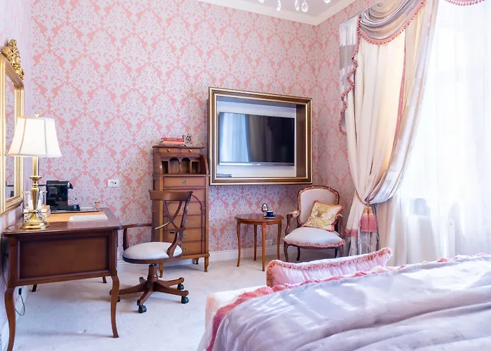 Deluxe Chic Room